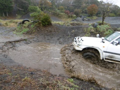 ランクル80　池に挑戦２